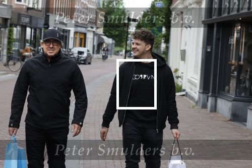 Alkmaar 7 juli 2022
Mary Borsato viert haar 77e verjaardag in eetcafe Pluim in Alkmaar.
Oa aanwezig Sylvana Borsato Romy Omtzigt Jacky Omtzigt Luca Borsato Jada Borsato Marco Borsato en Senna Borsato.