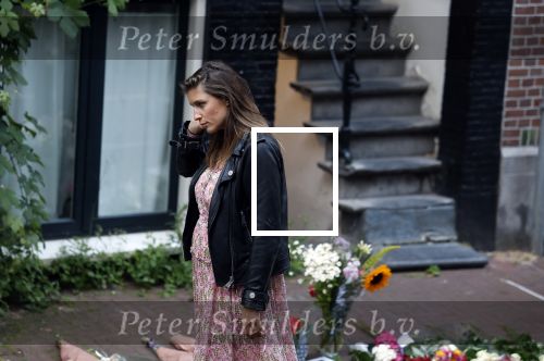 Amsterdam 6 juli 2022
Precies 1 jaar geleden werd op deze plek Peter R de Vries neergeschoten. De redaktie en presentatoren van RTL Boulevard leggen een witte roos neer . OA aanwezig Georgette Schlick Peter v d Vorst Sven Sauve Marieke Elsinga Vivienne v d Assem Aran Bade Jeroen Kijk in de Vegte Arno Kantelberg Eveline Stallaart Clarice Stenger Leon de Ruyter Dries Roelvink en Tim Oliehoek .