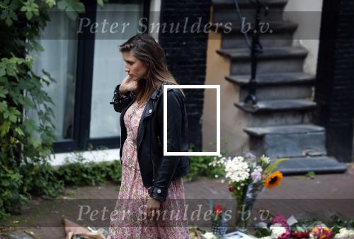 Amsterdam 6 juli 2022
Precies 1 jaar geleden werd op deze plek Peter R de Vries neergeschoten. De redaktie en presentatoren van RTL Boulevard leggen een witte roos neer . OA aanwezig Georgette Schlick Peter v d Vorst Sven Sauve Marieke Elsinga Vivienne v d Assem Aran Bade Jeroen Kijk in de Vegte Arno Kantelberg Eveline Stallaart Clarice Stenger Leon de Ruyter Dries Roelvink en Tim Oliehoek .