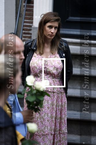 Amsterdam 6 juli 2022
Precies 1 jaar geleden werd op deze plek Peter R de Vries neergeschoten. De redaktie en presentatoren van RTL Boulevard leggen een witte roos neer . OA aanwezig Georgette Schlick Peter v d Vorst Sven Sauve Marieke Elsinga Vivienne v d Assem Aran Bade Jeroen Kijk in de Vegte Arno Kantelberg Eveline Stallaart Clarice Stenger Leon de Ruyter Dries Roelvink en Tim Oliehoek .