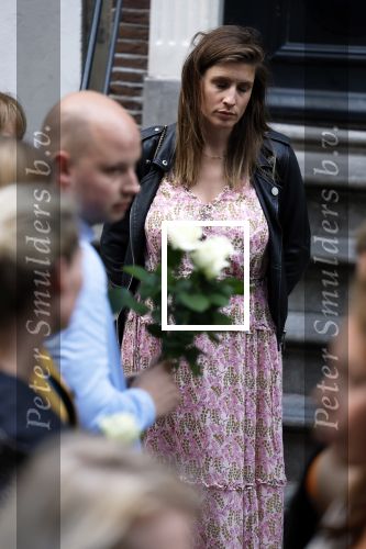 Amsterdam 6 juli 2022
Precies 1 jaar geleden werd op deze plek Peter R de Vries neergeschoten. De redaktie en presentatoren van RTL Boulevard leggen een witte roos neer . OA aanwezig Georgette Schlick Peter v d Vorst Sven Sauve Marieke Elsinga Vivienne v d Assem Aran Bade Jeroen Kijk in de Vegte Arno Kantelberg Eveline Stallaart Clarice Stenger Leon de Ruyter Dries Roelvink en Tim Oliehoek .