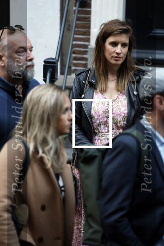 Amsterdam 6 juli 2022
Precies 1 jaar geleden werd op deze plek Peter R de Vries neergeschoten. De redaktie en presentatoren van RTL Boulevard leggen een witte roos neer . OA aanwezig Georgette Schlick Peter v d Vorst Sven Sauve Marieke Elsinga Vivienne v d Assem Aran Bade Jeroen Kijk in de Vegte Arno Kantelberg Eveline Stallaart Clarice Stenger Leon de Ruyter Dries Roelvink en Tim Oliehoek .