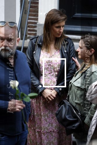 Amsterdam 6 juli 2022
Precies 1 jaar geleden werd op deze plek Peter R de Vries neergeschoten. De redaktie en presentatoren van RTL Boulevard leggen een witte roos neer . OA aanwezig Georgette Schlick Peter v d Vorst Sven Sauve Marieke Elsinga Vivienne v d Assem Aran Bade Jeroen Kijk in de Vegte Arno Kantelberg Eveline Stallaart Clarice Stenger Leon de Ruyter Dries Roelvink en Tim Oliehoek .