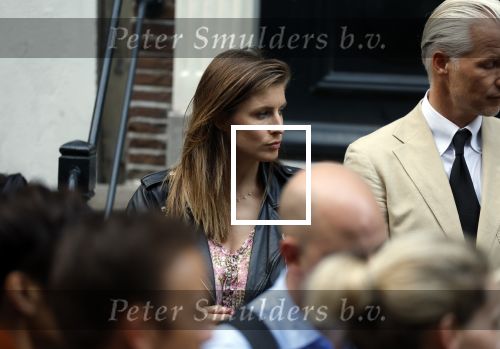 Amsterdam 6 juli 2022
Precies 1 jaar geleden werd op deze plek Peter R de Vries neergeschoten. De redaktie en presentatoren van RTL Boulevard leggen een witte roos neer . OA aanwezig Georgette Schlick Peter v d Vorst Sven Sauve Marieke Elsinga Vivienne v d Assem Aran Bade Jeroen Kijk in de Vegte Arno Kantelberg Eveline Stallaart Clarice Stenger Leon de Ruyter Dries Roelvink en Tim Oliehoek .