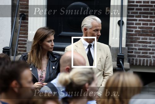 Amsterdam 6 juli 2022
Precies 1 jaar geleden werd op deze plek Peter R de Vries neergeschoten. De redaktie en presentatoren van RTL Boulevard leggen een witte roos neer . OA aanwezig Georgette Schlick Peter v d Vorst Sven Sauve Marieke Elsinga Vivienne v d Assem Aran Bade Jeroen Kijk in de Vegte Arno Kantelberg Eveline Stallaart Clarice Stenger Leon de Ruyter Dries Roelvink en Tim Oliehoek .