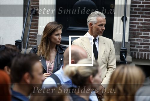 Amsterdam 6 juli 2022
Precies 1 jaar geleden werd op deze plek Peter R de Vries neergeschoten. De redaktie en presentatoren van RTL Boulevard leggen een witte roos neer . OA aanwezig Georgette Schlick Peter v d Vorst Sven Sauve Marieke Elsinga Vivienne v d Assem Aran Bade Jeroen Kijk in de Vegte Arno Kantelberg Eveline Stallaart Clarice Stenger Leon de Ruyter Dries Roelvink en Tim Oliehoek .