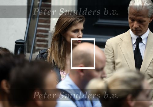 Amsterdam 6 juli 2022
Precies 1 jaar geleden werd op deze plek Peter R de Vries neergeschoten. De redaktie en presentatoren van RTL Boulevard leggen een witte roos neer . OA aanwezig Georgette Schlick Peter v d Vorst Sven Sauve Marieke Elsinga Vivienne v d Assem Aran Bade Jeroen Kijk in de Vegte Arno Kantelberg Eveline Stallaart Clarice Stenger Leon de Ruyter Dries Roelvink en Tim Oliehoek .