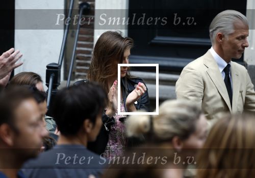Amsterdam 6 juli 2022
Precies 1 jaar geleden werd op deze plek Peter R de Vries neergeschoten. De redaktie en presentatoren van RTL Boulevard leggen een witte roos neer . OA aanwezig Georgette Schlick Peter v d Vorst Sven Sauve Marieke Elsinga Vivienne v d Assem Aran Bade Jeroen Kijk in de Vegte Arno Kantelberg Eveline Stallaart Clarice Stenger Leon de Ruyter Dries Roelvink en Tim Oliehoek .