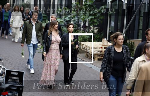 Amsterdam 6 juli 2022
Precies 1 jaar geleden werd op deze plek Peter R de Vries neergeschoten. De redaktie en presentatoren van RTL Boulevard leggen een witte roos neer . OA aanwezig Georgette Schlick Peter v d Vorst Sven Sauve Marieke Elsinga Vivienne v d Assem Aran Bade Jeroen Kijk in de Vegte Arno Kantelberg Eveline Stallaart Clarice Stenger Leon de Ruyter Dries Roelvink en Tim Oliehoek .