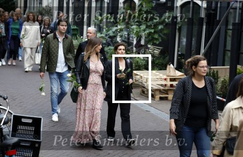 Amsterdam 6 juli 2022
Precies 1 jaar geleden werd op deze plek Peter R de Vries neergeschoten. De redaktie en presentatoren van RTL Boulevard leggen een witte roos neer . OA aanwezig Georgette Schlick Peter v d Vorst Sven Sauve Marieke Elsinga Vivienne v d Assem Aran Bade Jeroen Kijk in de Vegte Arno Kantelberg Eveline Stallaart Clarice Stenger Leon de Ruyter Dries Roelvink en Tim Oliehoek .