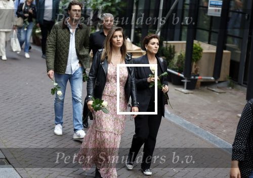Amsterdam 6 juli 2022
Precies 1 jaar geleden werd op deze plek Peter R de Vries neergeschoten. De redaktie en presentatoren van RTL Boulevard leggen een witte roos neer . OA aanwezig Georgette Schlick Peter v d Vorst Sven Sauve Marieke Elsinga Vivienne v d Assem Aran Bade Jeroen Kijk in de Vegte Arno Kantelberg Eveline Stallaart Clarice Stenger Leon de Ruyter Dries Roelvink en Tim Oliehoek .