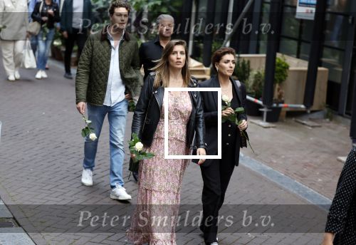 Amsterdam 6 juli 2022
Precies 1 jaar geleden werd op deze plek Peter R de Vries neergeschoten. De redaktie en presentatoren van RTL Boulevard leggen een witte roos neer . OA aanwezig Georgette Schlick Peter v d Vorst Sven Sauve Marieke Elsinga Vivienne v d Assem Aran Bade Jeroen Kijk in de Vegte Arno Kantelberg Eveline Stallaart Clarice Stenger Leon de Ruyter Dries Roelvink en Tim Oliehoek .