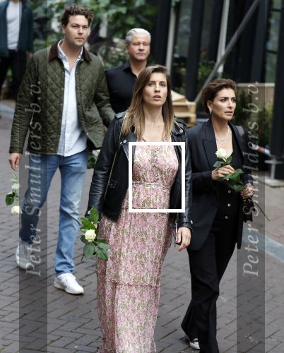 Amsterdam 6 juli 2022
Precies 1 jaar geleden werd op deze plek Peter R de Vries neergeschoten. De redaktie en presentatoren van RTL Boulevard leggen een witte roos neer . OA aanwezig Georgette Schlick Peter v d Vorst Sven Sauve Marieke Elsinga Vivienne v d Assem Aran Bade Jeroen Kijk in de Vegte Arno Kantelberg Eveline Stallaart Clarice Stenger Leon de Ruyter Dries Roelvink en Tim Oliehoek .