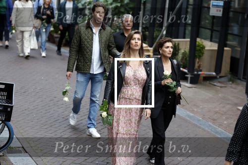 Amsterdam 6 juli 2022
Precies 1 jaar geleden werd op deze plek Peter R de Vries neergeschoten. De redaktie en presentatoren van RTL Boulevard leggen een witte roos neer . OA aanwezig Georgette Schlick Peter v d Vorst Sven Sauve Marieke Elsinga Vivienne v d Assem Aran Bade Jeroen Kijk in de Vegte Arno Kantelberg Eveline Stallaart Clarice Stenger Leon de Ruyter Dries Roelvink en Tim Oliehoek .