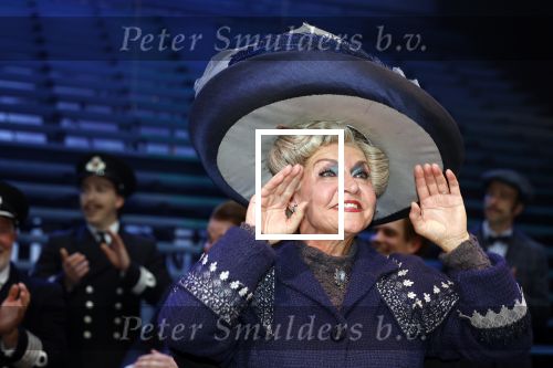 Amsterdam 12 juli 2022
Mariska v Kolck wordt na voorstelling de titanic in het nieuwe delamar theater gehuldigd door Hans Cornelisse ivm haar 25 jarig musical leven..