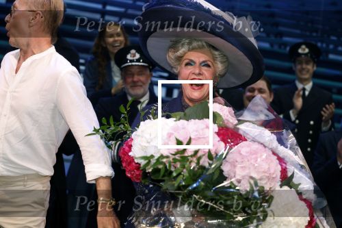Amsterdam 12 juli 2022
Mariska v Kolck wordt na voorstelling de titanic in het nieuwe delamar theater gehuldigd door Hans Cornelisse ivm haar 25 jarig musical leven..