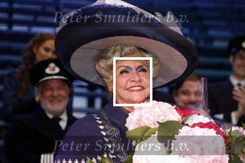 Amsterdam 12 juli 2022
Mariska v Kolck wordt na voorstelling de titanic in het nieuwe delamar theater gehuldigd door Hans Cornelisse ivm haar 25 jarig musical leven..