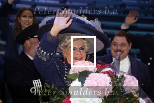 Amsterdam 12 juli 2022
Mariska v Kolck wordt na voorstelling de titanic in het nieuwe delamar theater gehuldigd door Hans Cornelisse ivm haar 25 jarig musical leven..