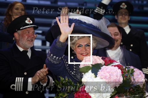 Amsterdam 12 juli 2022
Mariska v Kolck wordt na voorstelling de titanic in het nieuwe delamar theater gehuldigd door Hans Cornelisse ivm haar 25 jarig musical leven..