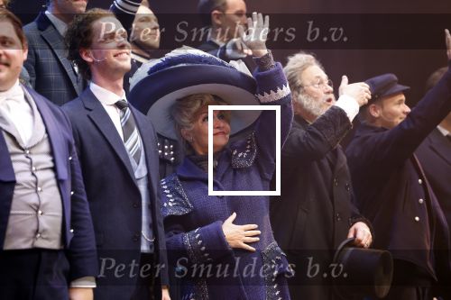 Amsterdam 12 juli 2022
Mariska v Kolck wordt na voorstelling de titanic in het nieuwe delamar theater gehuldigd door Hans Cornelisse ivm haar 25 jarig musical leven..