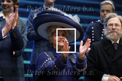 Amsterdam 12 juli 2022
Mariska v Kolck wordt na voorstelling de titanic in het nieuwe delamar theater gehuldigd door Hans Cornelisse ivm haar 25 jarig musical leven..
