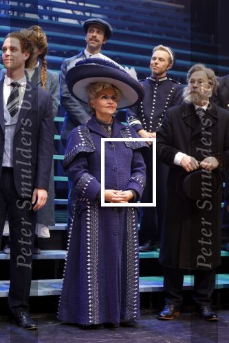 Amsterdam 12 juli 2022
Mariska v Kolck wordt na voorstelling de titanic in het nieuwe delamar theater gehuldigd door Hans Cornelisse ivm haar 25 jarig musical leven..