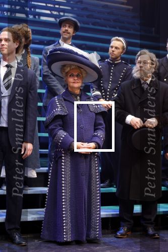 Amsterdam 12 juli 2022
Mariska v Kolck wordt na voorstelling de titanic in het nieuwe delamar theater gehuldigd door Hans Cornelisse ivm haar 25 jarig musical leven..