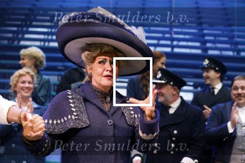 Amsterdam 12 juli 2022
Mariska v Kolck wordt na voorstelling de titanic in het nieuwe delamar theater gehuldigd door Hans Cornelisse ivm haar 25 jarig musical leven..