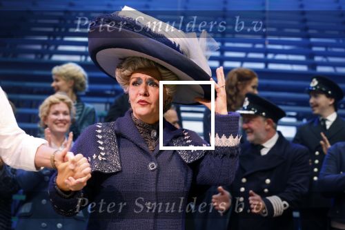 Amsterdam 12 juli 2022
Mariska v Kolck wordt na voorstelling de titanic in het nieuwe delamar theater gehuldigd door Hans Cornelisse ivm haar 25 jarig musical leven..