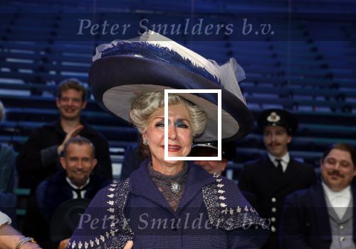 Amsterdam 12 juli 2022
Mariska v Kolck wordt na voorstelling de titanic in het nieuwe delamar theater gehuldigd door Hans Cornelisse ivm haar 25 jarig musical leven..