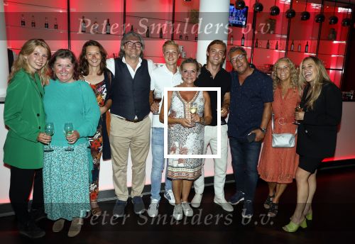 Amsterdam 12 juli 2022
Mariska v Kolck wordt na voorstelling de titanic in het nieuwe delamar theater gehuldigd door Hans Cornelisse ivm haar 25 jarig musical leven..