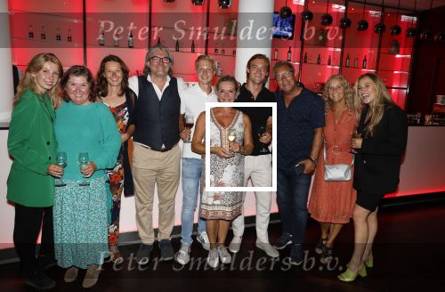 Amsterdam 12 juli 2022
Mariska v Kolck wordt na voorstelling de titanic in het nieuwe delamar theater gehuldigd door Hans Cornelisse ivm haar 25 jarig musical leven.. Mariska v Kolck met haar familie