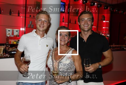 Amsterdam 12 juli 2022
Mariska v Kolck wordt na voorstelling de titanic in het nieuwe delamar theater gehuldigd door Hans Cornelisse ivm haar 25 jarig musical leven.. Mariska met haar zoons Christoph en Vincent Jacobsen
