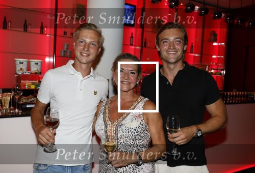 Amsterdam 12 juli 2022
Mariska v Kolck wordt na voorstelling de titanic in het nieuwe delamar theater gehuldigd door Hans Cornelisse ivm haar 25 jarig musical leven.. Mariska met haar zoons Christoph en Vincent Jacobsen