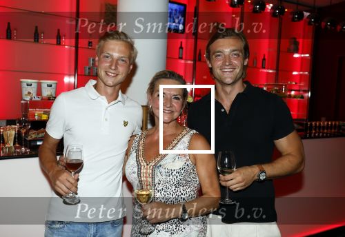 Amsterdam 12 juli 2022
Mariska v Kolck wordt na voorstelling de titanic in het nieuwe delamar theater gehuldigd door Hans Cornelisse ivm haar 25 jarig musical leven.. Mariska met haar zoons Christoph en Vincent Jacobsen