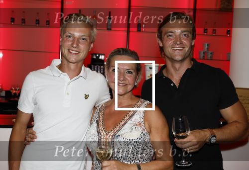 Amsterdam 12 juli 2022
Mariska v Kolck wordt na voorstelling de titanic in het nieuwe delamar theater gehuldigd door Hans Cornelisse ivm haar 25 jarig musical leven.. Mariska met haar zoons Christoph en Vincent Jacobsen