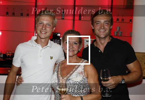Amsterdam 12 juli 2022
Mariska v Kolck wordt na voorstelling de titanic in het nieuwe delamar theater gehuldigd door Hans Cornelisse ivm haar 25 jarig musical leven.. Mariska met haar zoons Christoph en Vincent Jacobsen