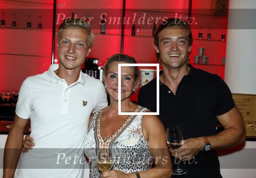 Amsterdam 12 juli 2022
Mariska v Kolck wordt na voorstelling de titanic in het nieuwe delamar theater gehuldigd door Hans Cornelisse ivm haar 25 jarig musical leven.. Mariska met haar zoons Christoph en Vincent Jacobsen