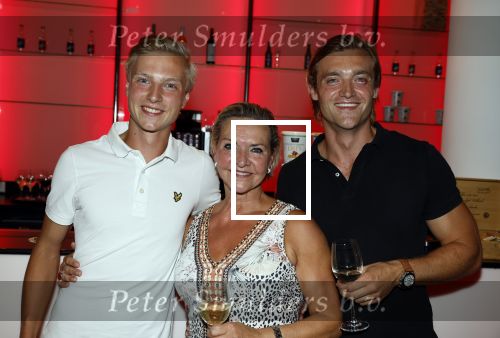 Amsterdam 12 juli 2022
Mariska v Kolck wordt na voorstelling de titanic in het nieuwe delamar theater gehuldigd door Hans Cornelisse ivm haar 25 jarig musical leven.. Mariska met haar zoons Christoph en Vincent Jacobsen