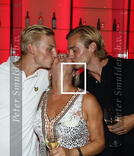 Amsterdam 12 juli 2022
Mariska v Kolck wordt na voorstelling de titanic in het nieuwe delamar theater gehuldigd door Hans Cornelisse ivm haar 25 jarig musical leven.. Mariska met haar zoons Christoph en Vincent Jacobsen