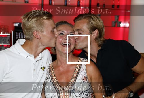 Amsterdam 12 juli 2022
Mariska v Kolck wordt na voorstelling de titanic in het nieuwe delamar theater gehuldigd door Hans Cornelisse ivm haar 25 jarig musical leven.. Mariska met haar zoons Christoph en Vincent Jacobsen