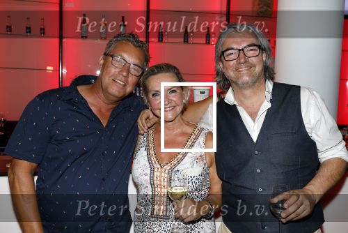 Amsterdam 12 juli 2022
Mariska v Kolck wordt na voorstelling de titanic in het nieuwe delamar theater gehuldigd door Hans Cornelisse ivm haar 25 jarig musical leven..Mariska met haar broers