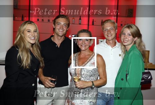 Amsterdam 12 juli 2022
Mariska v Kolck wordt na voorstelling de titanic in het nieuwe delamar theater gehuldigd door Hans Cornelisse ivm haar 25 jarig musical leven.. Mariska met haar zoons Christoph en Vincent Jacobsen en hun vriendinnen