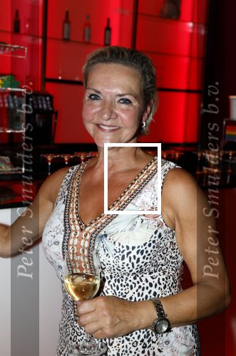 Amsterdam 12 juli 2022
Mariska v Kolck wordt na voorstelling de titanic in het nieuwe delamar theater gehuldigd door Hans Cornelisse ivm haar 25 jarig musical leven..