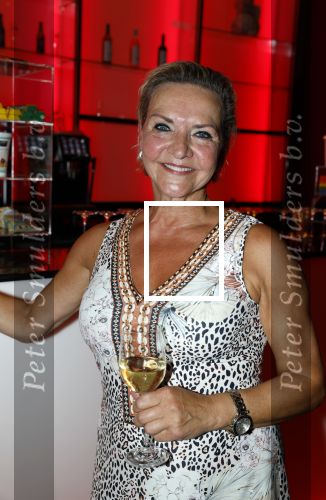 Amsterdam 12 juli 2022
Mariska v Kolck wordt na voorstelling de titanic in het nieuwe delamar theater gehuldigd door Hans Cornelisse ivm haar 25 jarig musical leven..