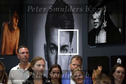 Hilversum 25 juni 2022
Opening expositie William Rutten in het foto museum in Hilversum. Humberto Tan doet de officiele opening. Mart Hoogkamer