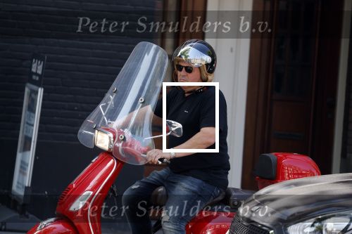 Amsterdam 18 juli 2022
Martijn Krabbe doet boodschappen op zijn vespa scooter