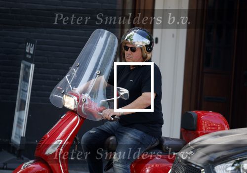 Amsterdam 18 juli 2022
Martijn Krabbe doet boodschappen op zijn vespa scooter