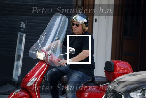 Amsterdam 18 juli 2022
Martijn Krabbe doet boodschappen op zijn vespa scooter