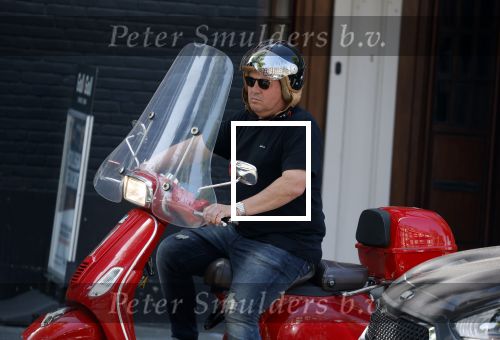 Amsterdam 18 juli 2022
Martijn Krabbe doet boodschappen op zijn vespa scooter